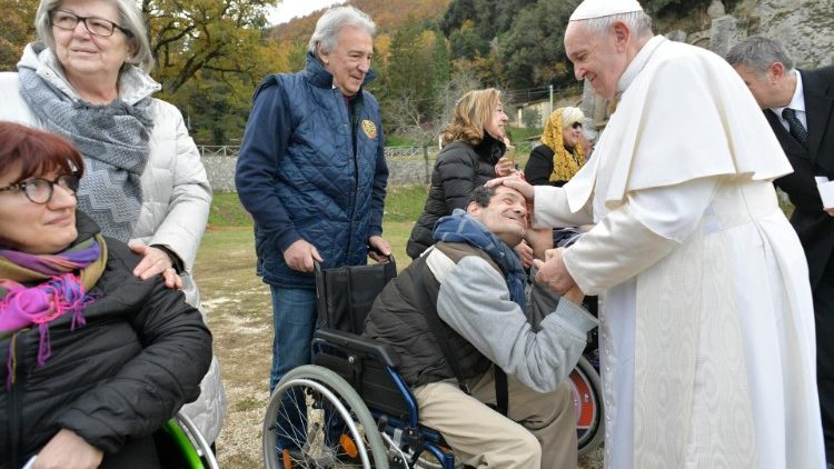 Pápež František si pre stretnutie s chorými a ich sprievodcami nachádza čas pri každej pastoračnej návšteve (Greccio, 1. dec. 2019)