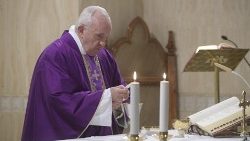 El Papa Francisco celebra la misa matutina en la capilla de la Casa de Santa Marta