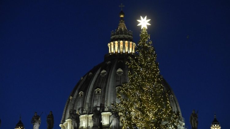 Svētā Pētera bazilikas kupols un Ziemassvētku egle