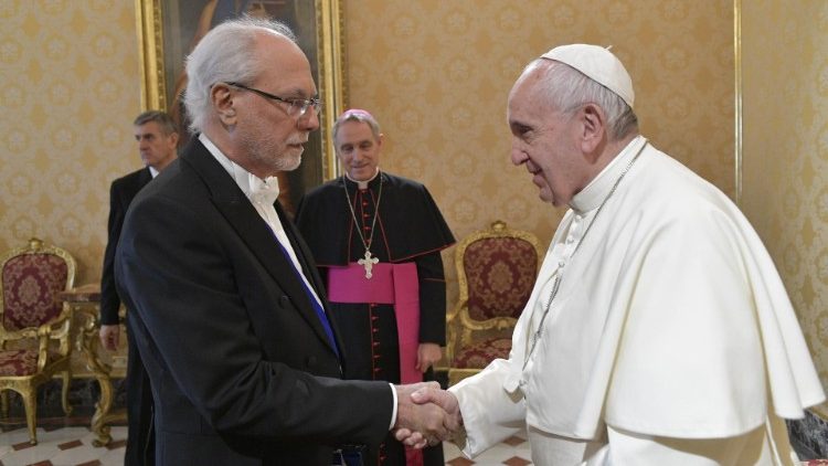 Em foto de 2019, quando Henrique da Silveira Sardinha Pinto apresentou ao Papa as cartas credenciais