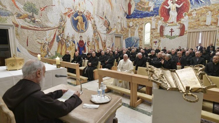 Popiežius Pranciškus Redemptoris Mater koplyčioje.