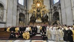 Papež Frančišek sprejel pri oltarju katedre v baziliki sv. Petra okoli 1000 romarjev eparhije Mukačevo iz Ukrajine.