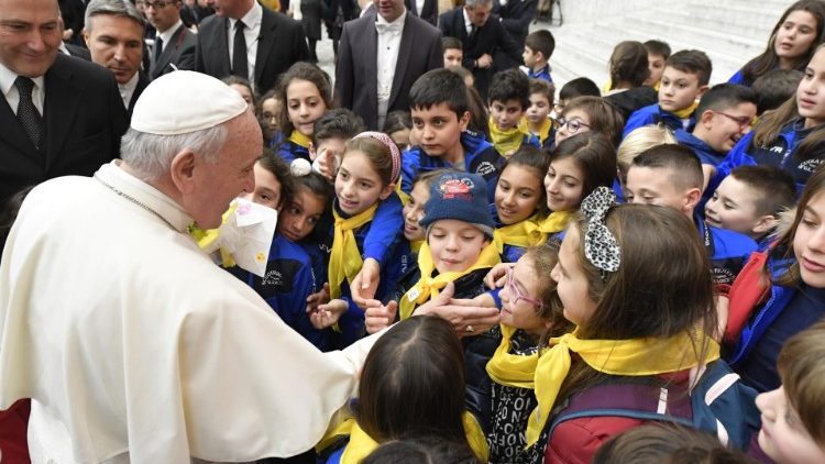 Papež Frančišek med splošno avdienco v dvorani Pavla VI. pozdravlja skupino otrok
