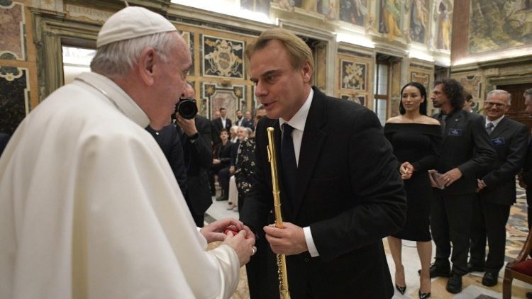 Papeževo srečanje z organizatorji in umetniki božičnega koncerta v Vatikanu