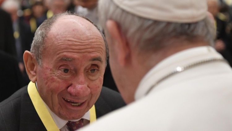 2016년 일반알현 중 은퇴한 한 노동자를 만난 교황
