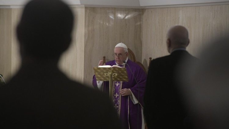 Papež Frančišek med homilijo v Domu sv. Marte.