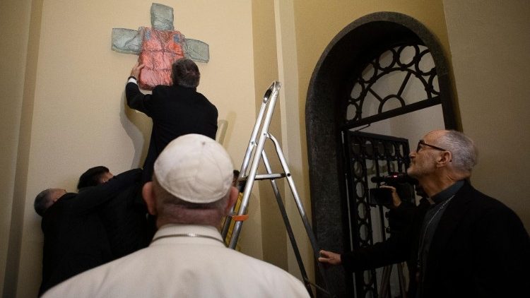 教宗接見移民並懸挂十字架