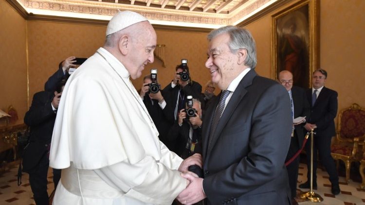 Le Secrétaire général de l'ONU, António Guterres, ici lors de sa rencontre du 20 décembre 2019 avec le Pape François au Vatican.