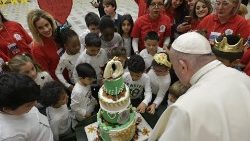 Los niños atendidos por el dispensario celebran el cumpleaños del Santo Padre en diciembre de 2019
