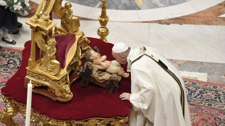 Le Pape embrassant la statuette de l'Enfant Jésus lors de la messe de la nuit de Noël, le 24 décembre 2019.