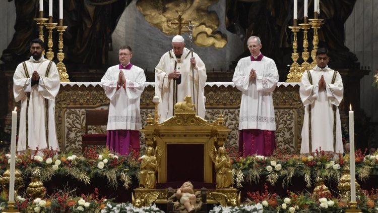 Papst Franziskus bei der Christmette im Petersdom