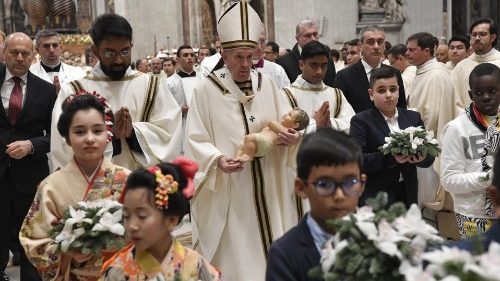 Il Papa nella notte di Natale: Dio viene gratis, non segue logica del dare per avere