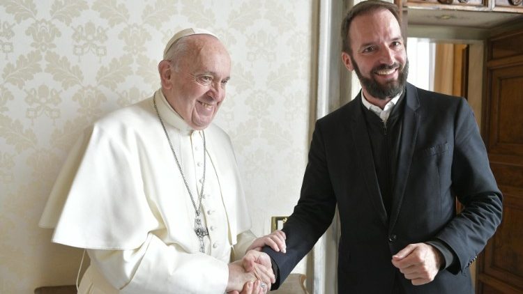 Pfarrer Michael Jonas (rechts) und Papst Franziskus