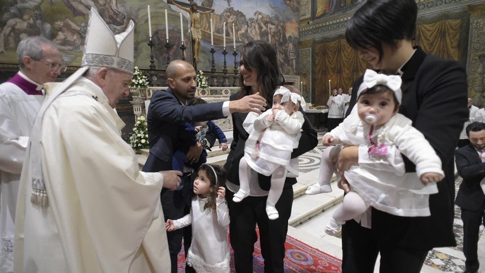 Le Pape baptise une trentaine de bébés dans la Chapelle Sixtine Cq5dam.thumbnail.cropped.1000.563