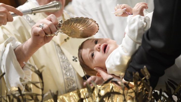 Paavi kastoi lapsia Sikstuksen kappelissa