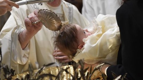 El Papa bautiza a 32 recién nacidos y explica a los padres la importancia del bautismo