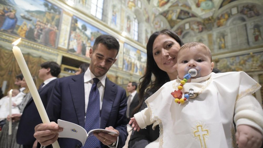 le 12 janvier 2020, le pape François baptise des enfants dans la chapelle Sixtine