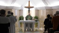 Le Pape célébrant la messe à la Maison Sainte-Marthe, le jeudi 16 janvier 2020.