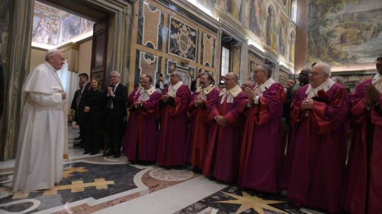 Le Pape saluant les juges de la Rote romaine, le 25 janvier 2020 au Vatican.