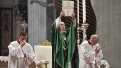 Papa Franjo tijekom mise na prvu Nedjelju Božje riječi