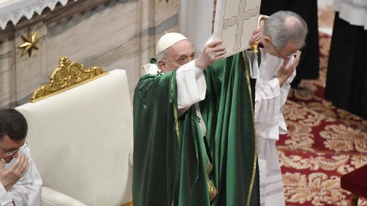 Påven firar mässan i Peterskyrkan 