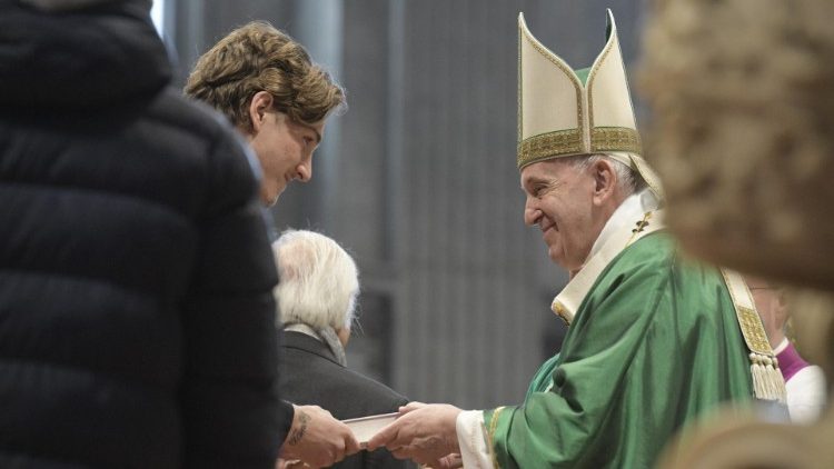 Papa Francisc înmânează Cuvântul lui Dumnezeu la Sfânta Liturghie din 26 ianuarie 2020