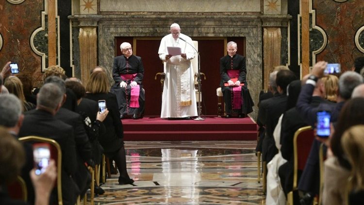 Ferenc pápa a Villa Maria Care and Research csoport tagjaival a Vatikánban