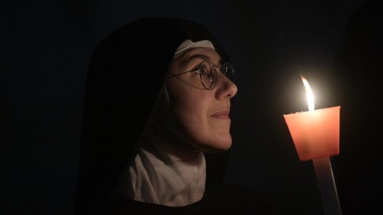 Une religieuse lors de la messe pour la journée de la vie consacrée à Saint-Pierre le 1er février 2020.