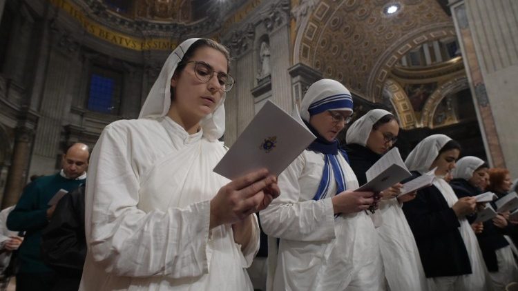 Các nữ tu tham dự Thánh lễ tại đền thờ Thánh Phêrô