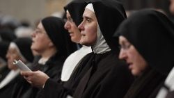 Alcune suore alla Messa in San Pietro nella Giornata mondiale della vita consacrata 
