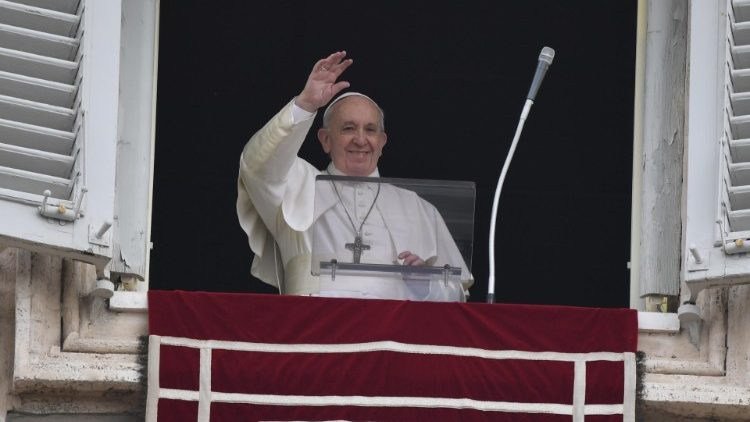 El Papa Francisco saluda a los fieles presentes en la plaza de San Pedro a la hora del Ángelus.