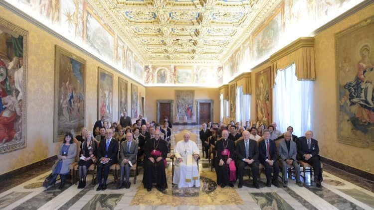 Le Pape et les participants du séminaire portant sur un pacte mondial pour l'éducation, ce vendredi 7 février 2020.
