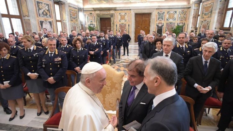 البابا فرنسيس يستقبل مسؤولي وعناصر الشرطة المكلفين بتوفير الأمن في الفاتيكان