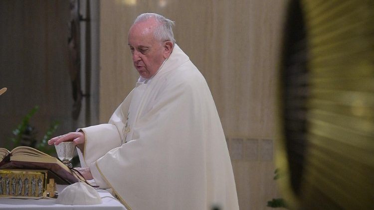 Papież: nośmy w sercu osoby, które idą z nami przez życie