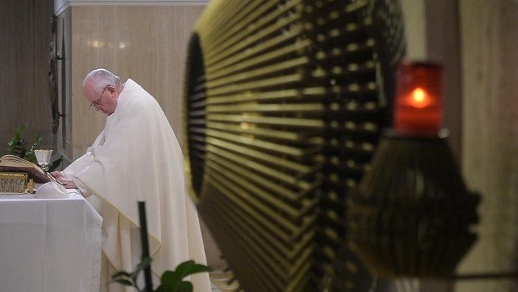 البابا فرنسيس مترئسا القداس الإلهي في كابلة بيت القديسة مارتا بالفاتيكان 14 شباط فبراير 2020
