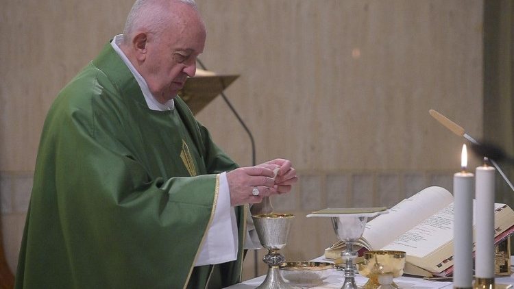 Papa Francesco celebra la messa mattutina a Casa Santa Marta