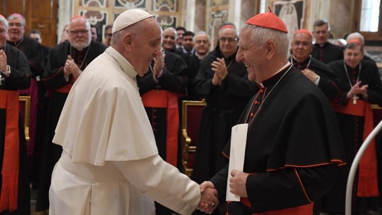 Le Pape saluant le cardinal Versaldi, préfet de la Congrégation pour l'Éducation catholique