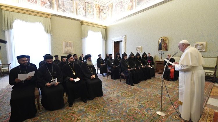 Ferenc pápa köszönti a keleti ortodox küldöttséget a Vatikánban