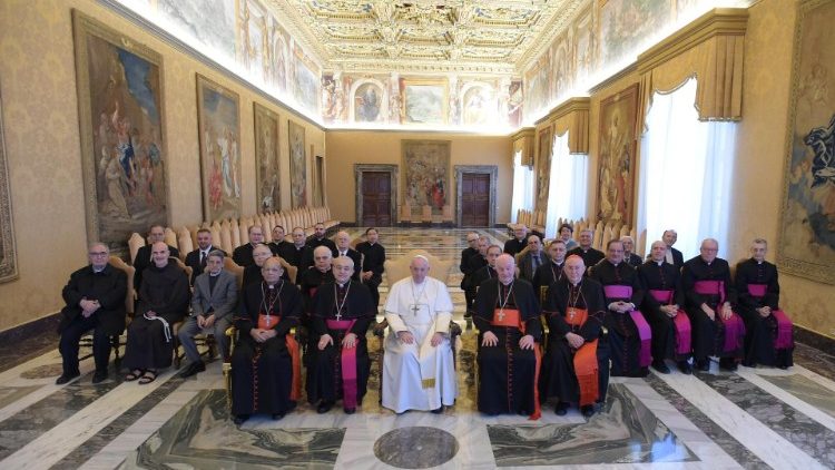 Papst Franziskus 2020 mit dem Päpstlichen Rat für Gesetzestexte
