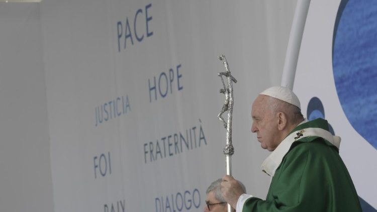 El Papa durante su visita a Bari en 2020.