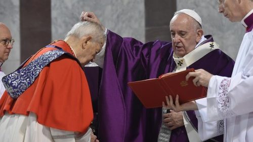 Papa Franjo posipa glavu jednoga kardinala na početku korizme 2020. godine