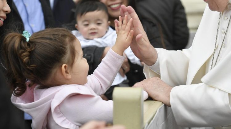 교황의 쾌유와 회복을 위해 전 세계가 애정 어린 인사와 안부를 전하고 있다.