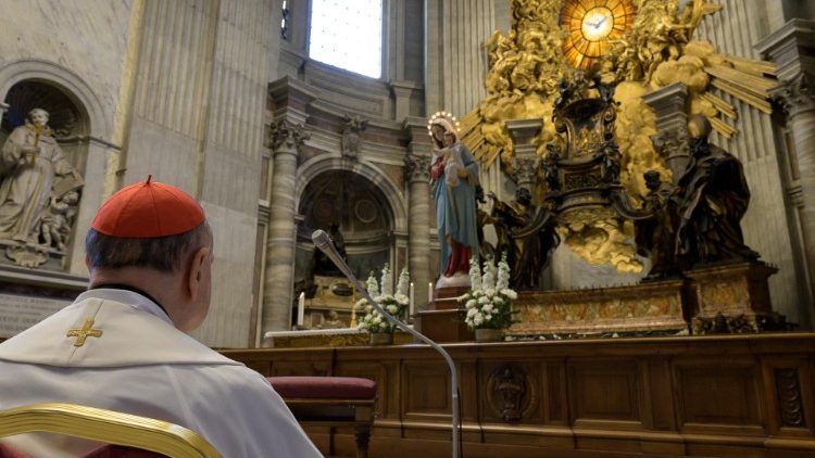 科玛斯特里枢机在圣伯多禄大殿领念玫瑰经