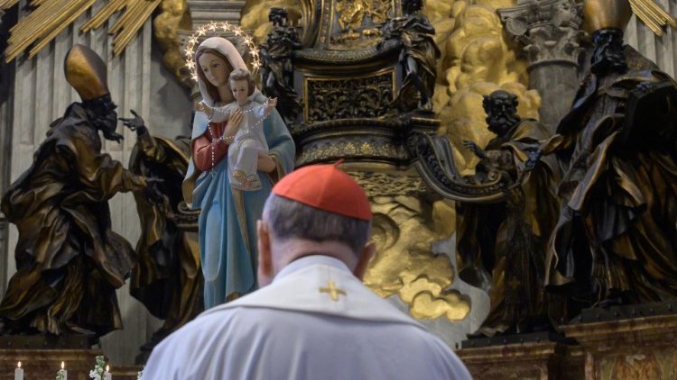 Egy éve kezdte Comastri bíboros a rózsafüzér imát a Szent Péter bazilikában 