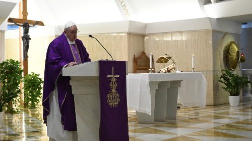 Papež med homilijo o priliki o izgubljenem sinu. Molitev za družine