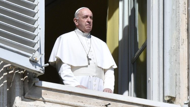 Le Pape François à la fenêtre du Palais apostolique, après avoir récité l'angélus à l'intérieur, le 15 mars 2020