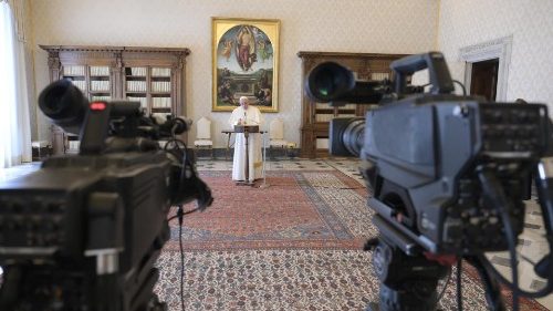 Angélus: le Pape remercie les prêtres pour leur créativité et leur zèle apostolique 