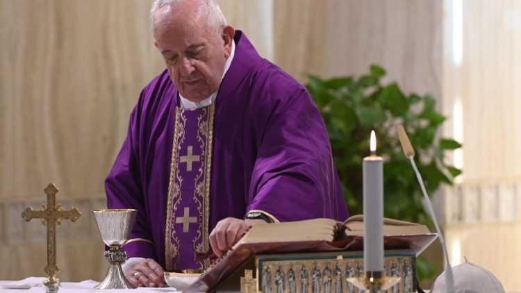 Papa Françesku kremton meshën në Shën Martë