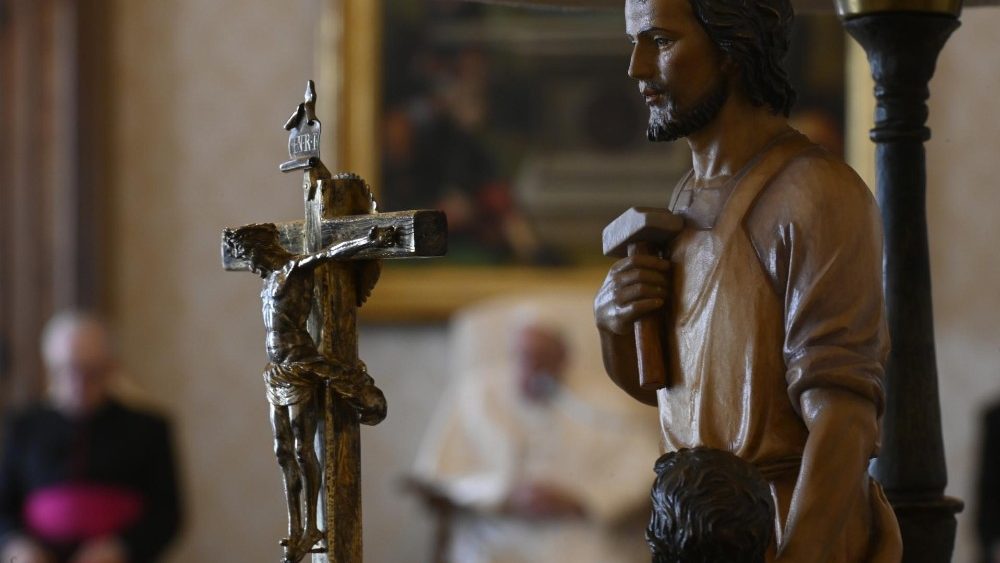 Umelecká postava sv. Jozefa má svoje miesto na pápežovom stole v Sále bibliotéky