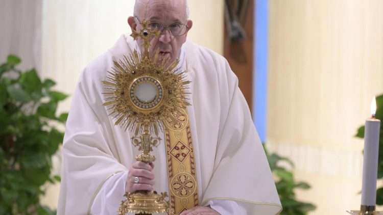 Ferenc pápa az Oltáriszentséggel a Szent Márta-házban 